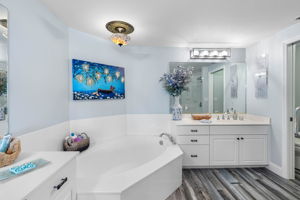 Spa Soaking Tub - Double Vanity