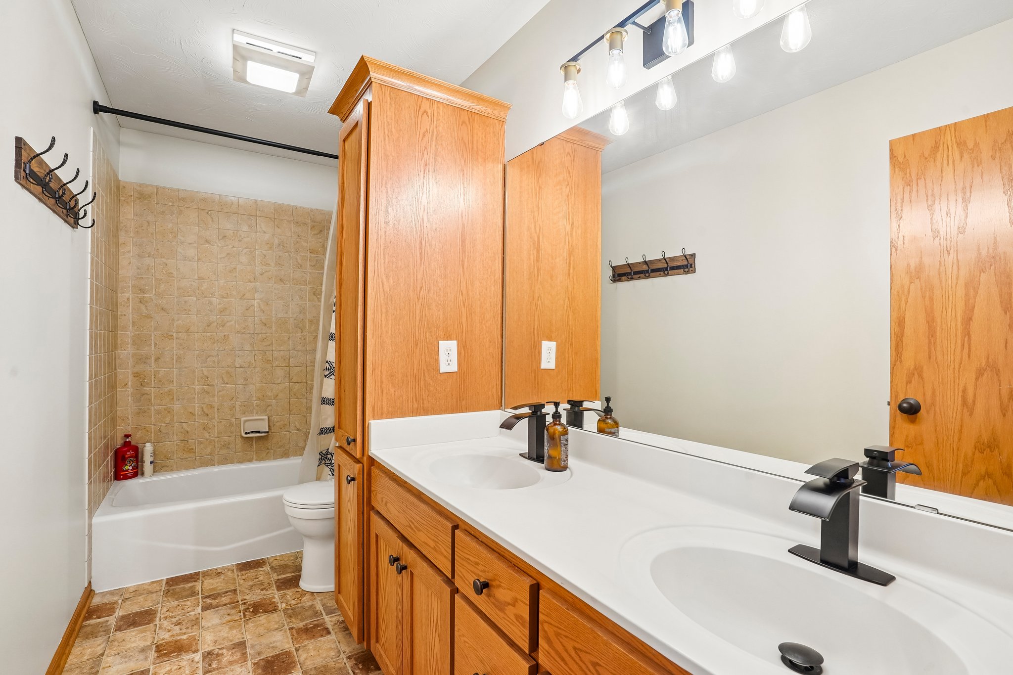 Embers Ave-S0207-042.jpg