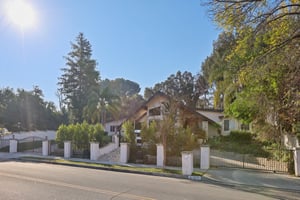 102049 - 19716 Wells Dr, Los Angeles, CA 91364-007-1.jpg