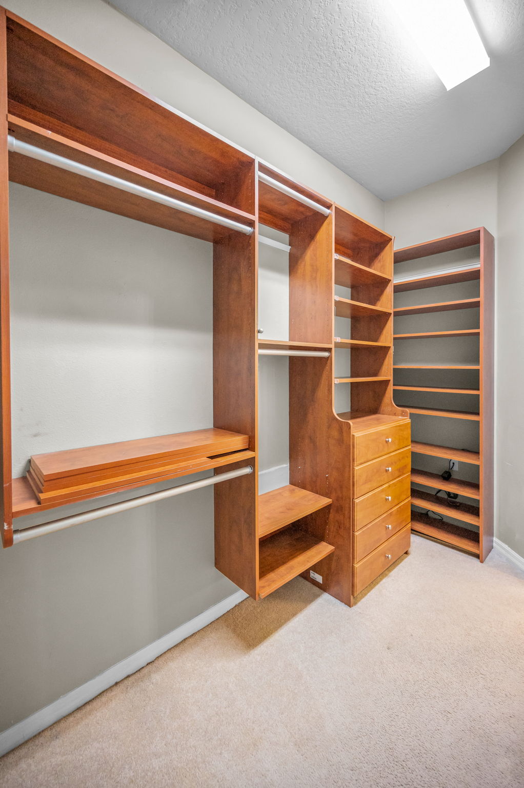 Master Bedroom Walk-in Closet1b