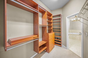 Master Bedroom Walk-in Closet1c