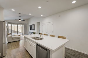 W Monroe St-013