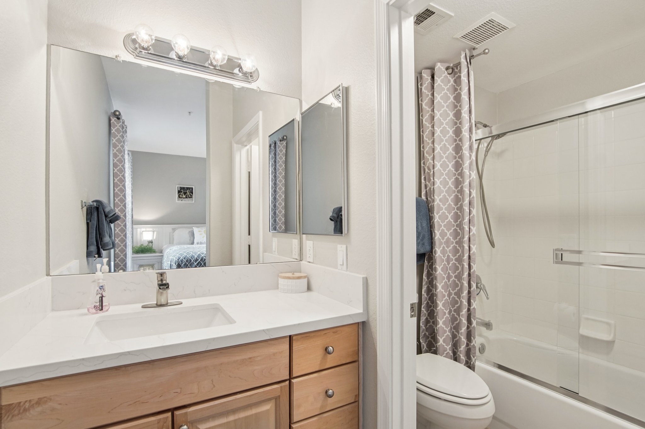 N 76th St 1104-S1909-016.jpg