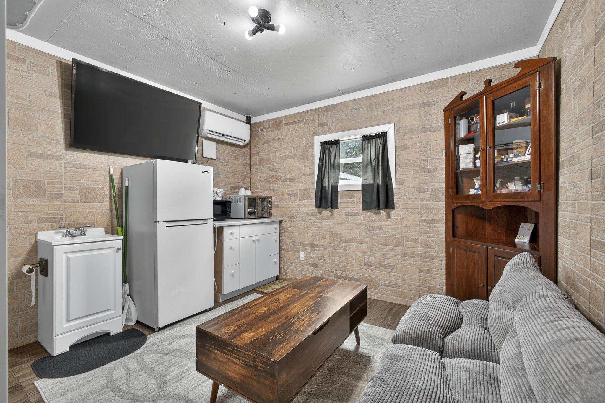  Photo 8
