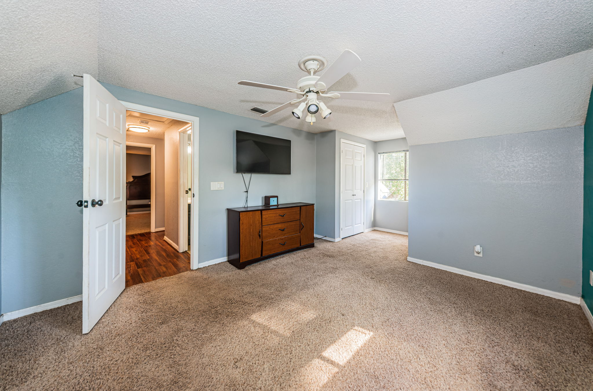 Upper Level Bedroom2b