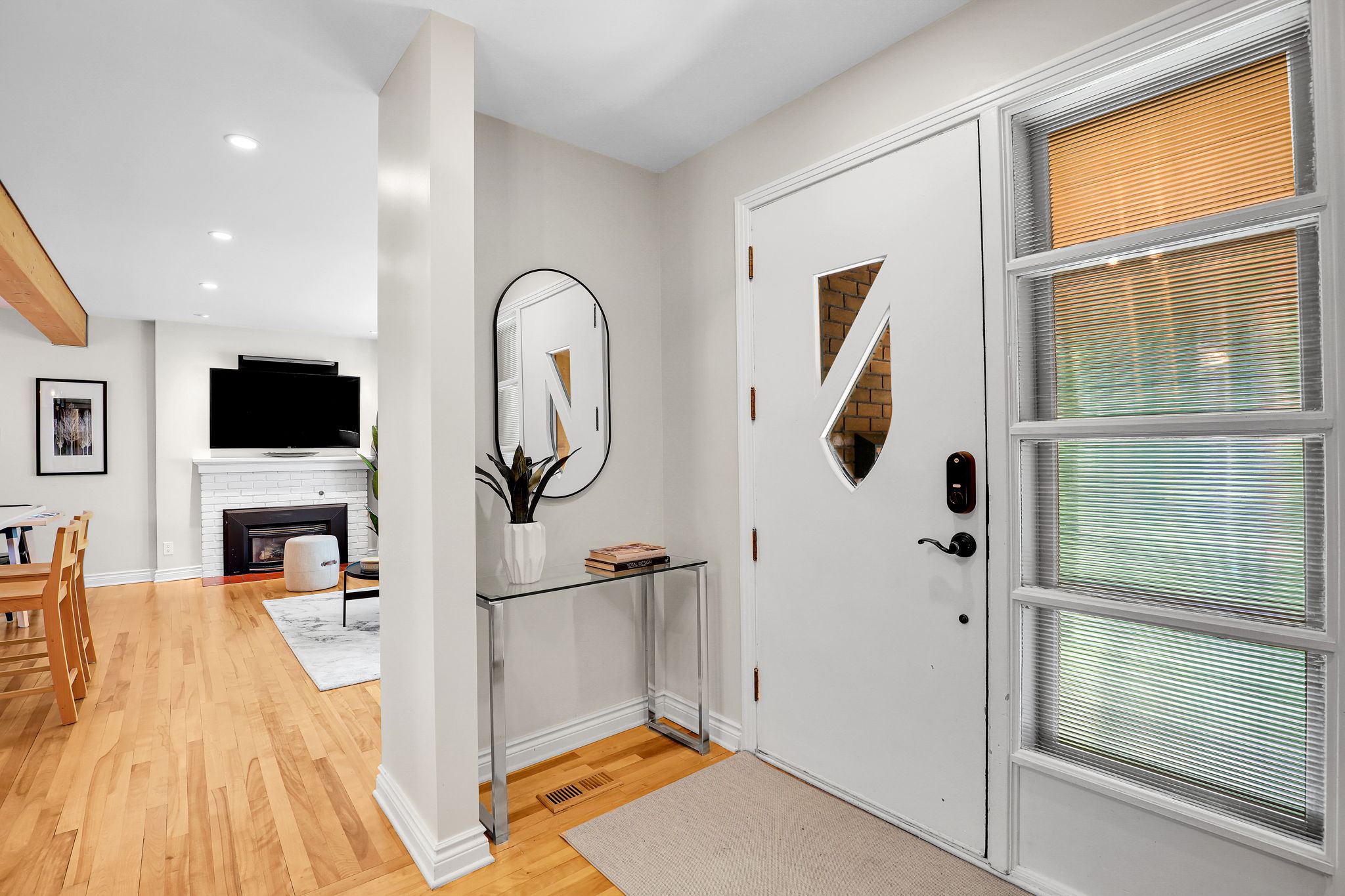 entrance v to living