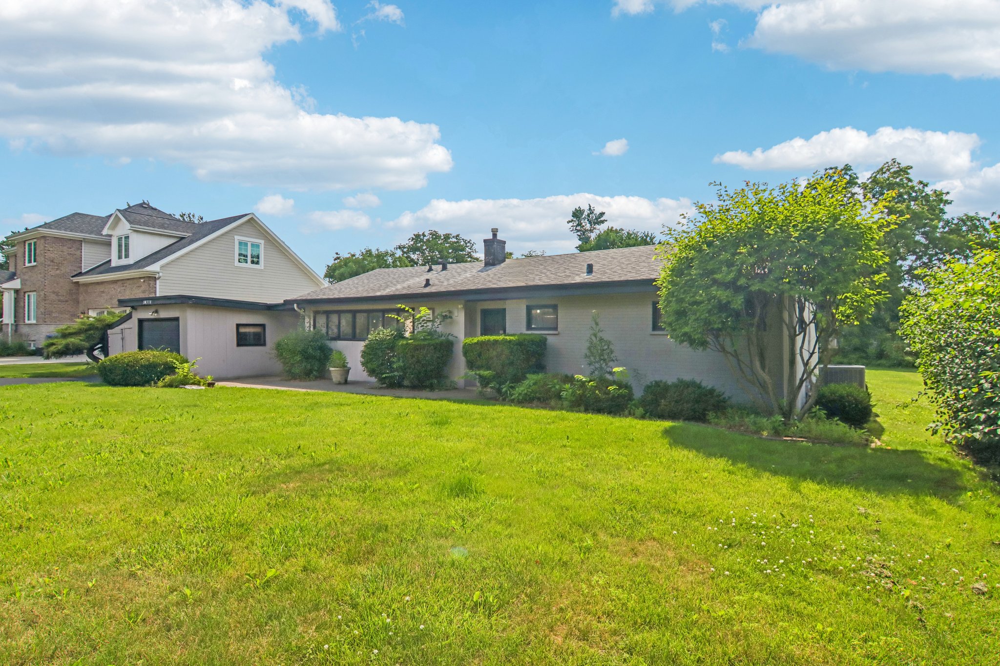 1N570 Forest Ave-S2606-002.jpg