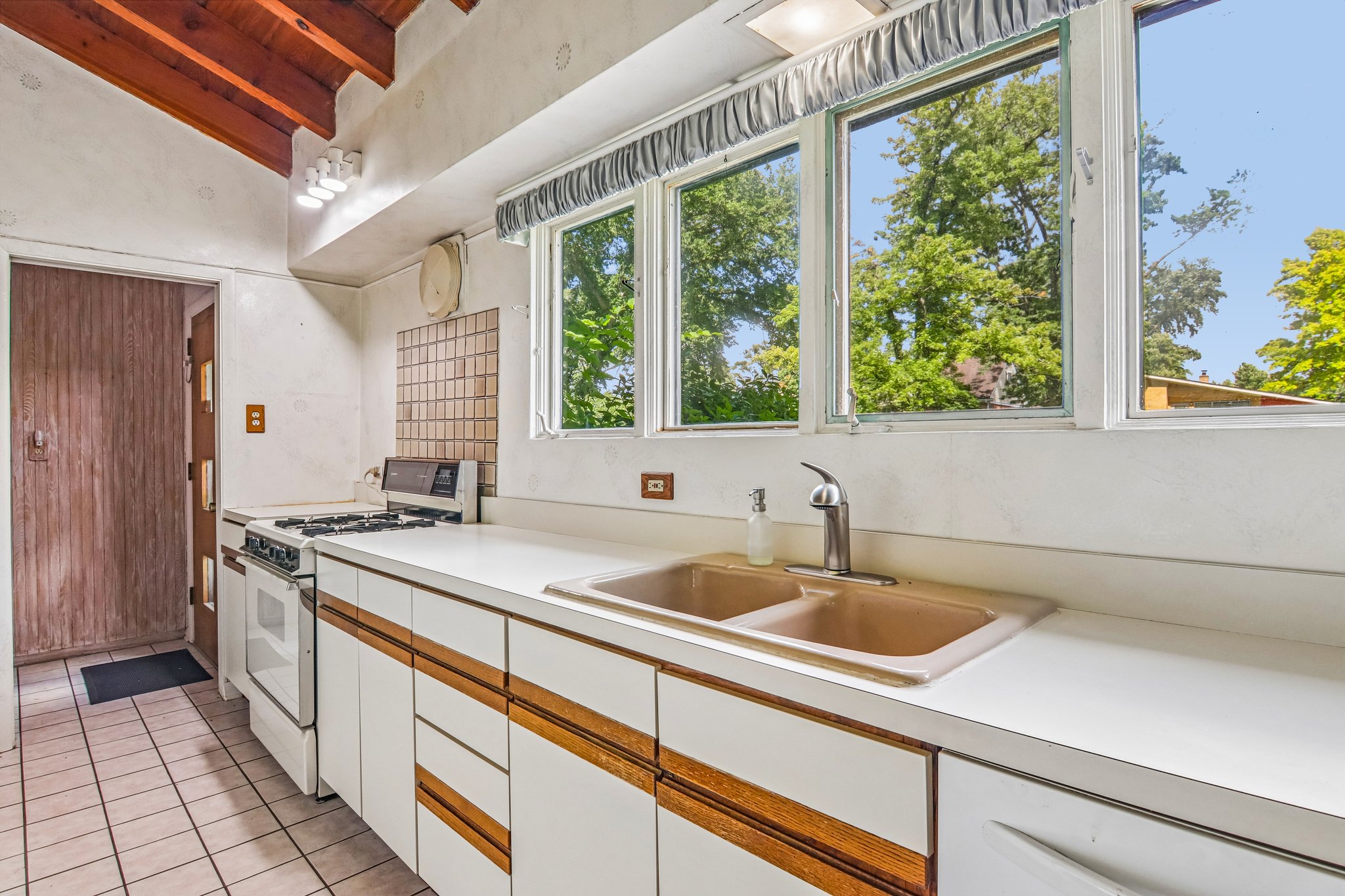 1N570 Forest Ave-S2606-019.jpg