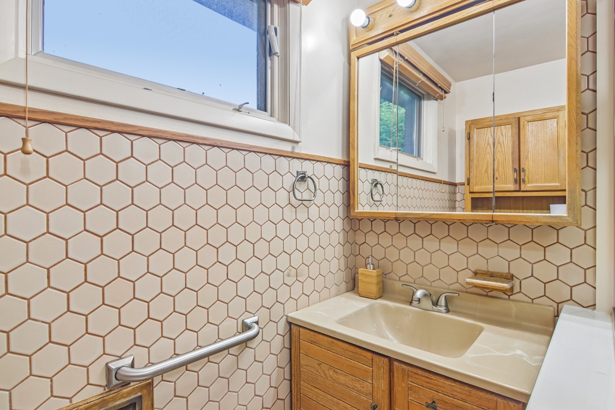 1N570 Forest Ave-S2606-025.jpg