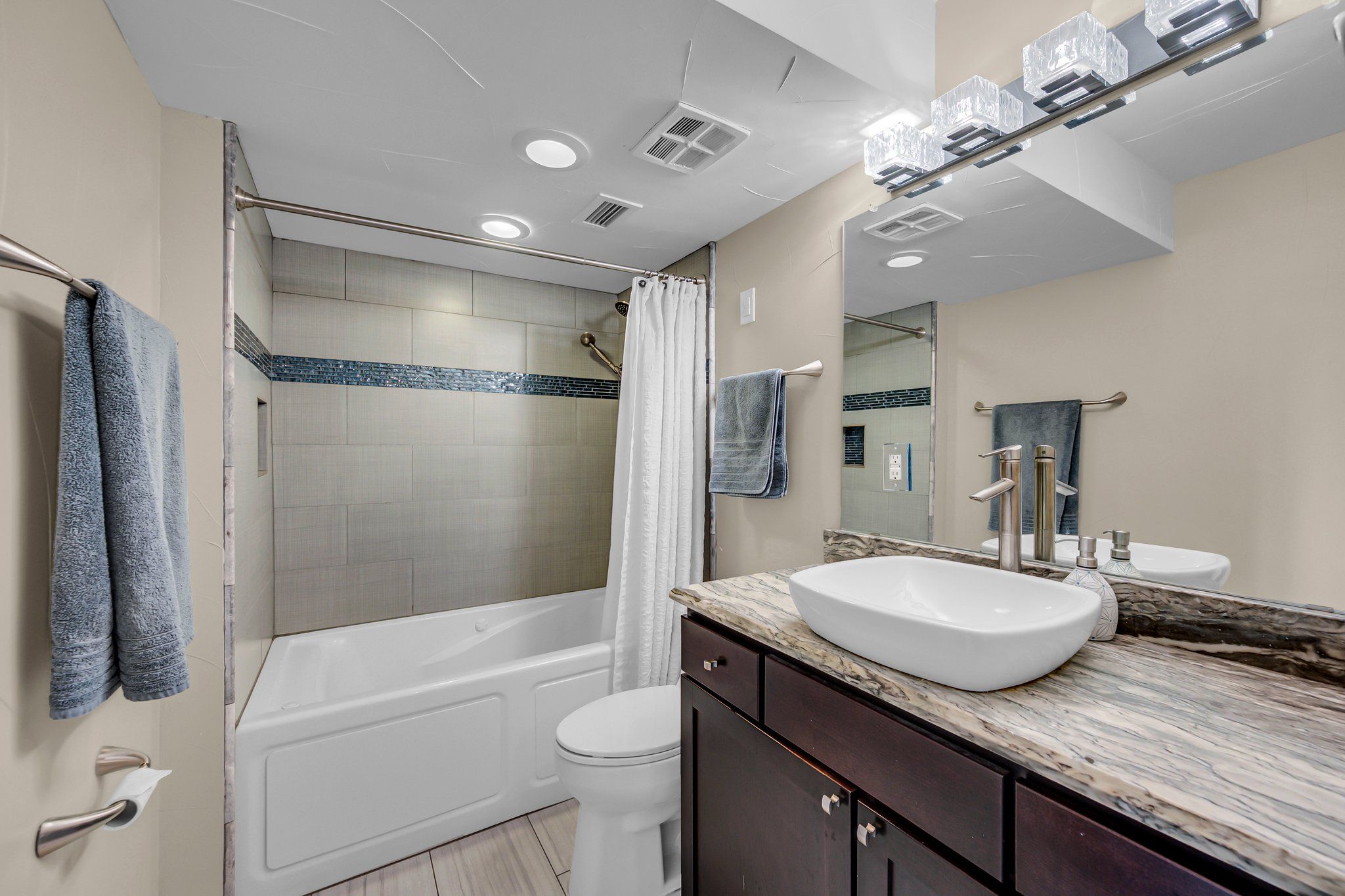 Full Size Main Bathroom with Jacuzzi-style Tub