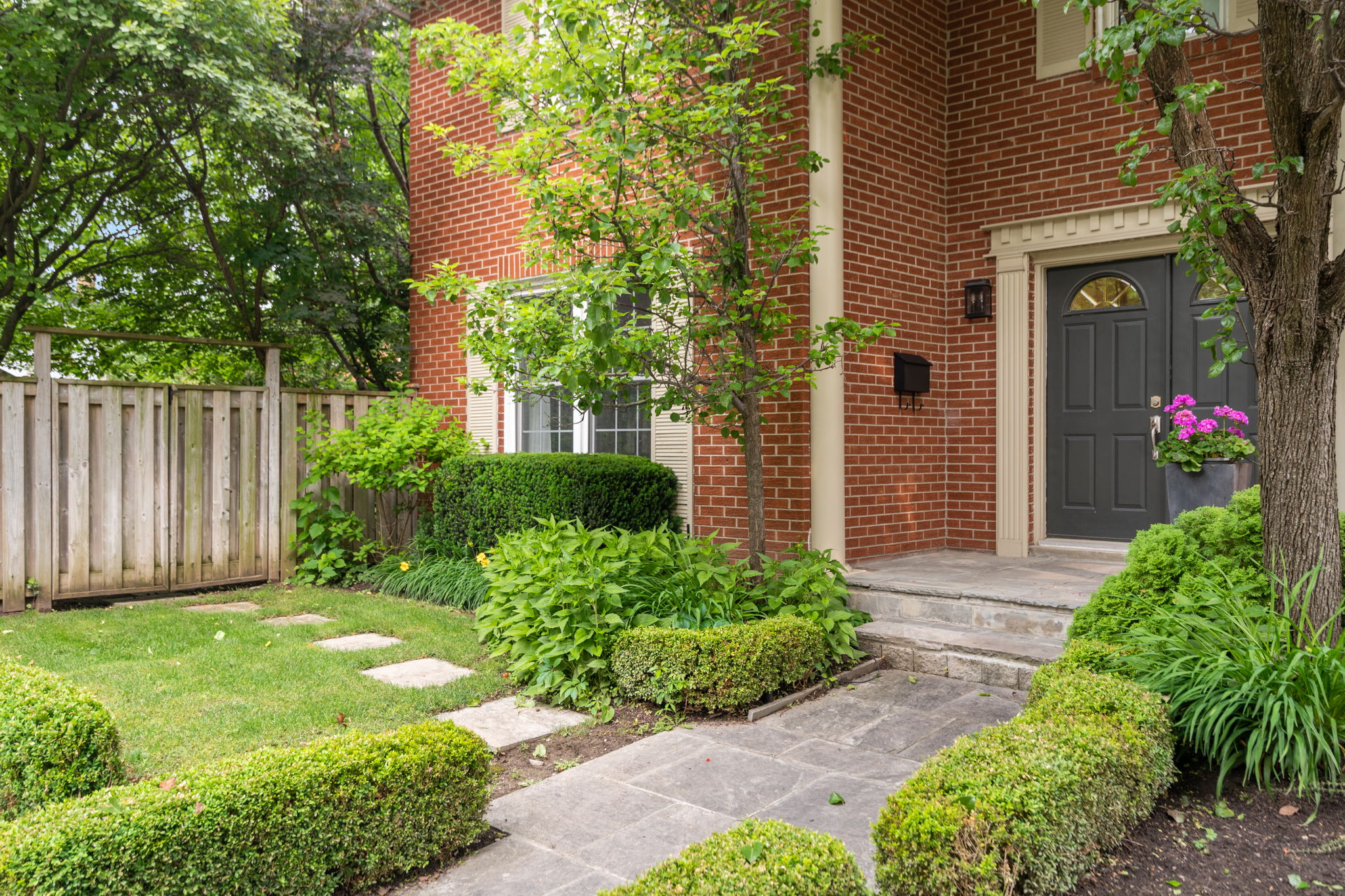 2 Elkpath Ave Toronto, ON M2L 2W1