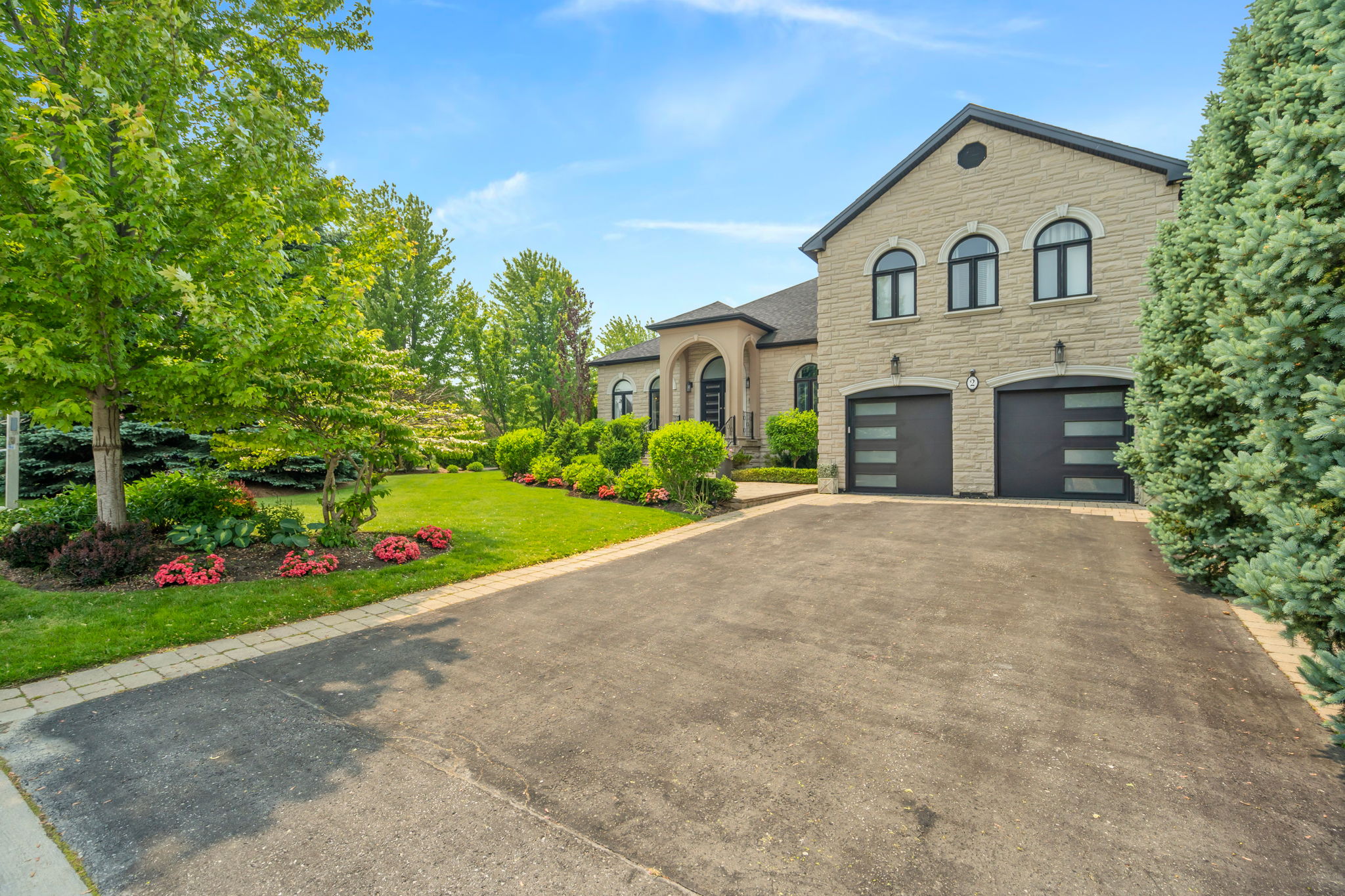 2 Evita Ct Vaughan, ON L4J 8K6