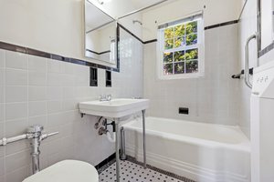 007 Hall Bath