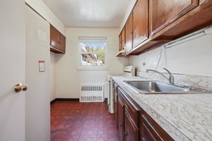 010 Eat-in Kitchen