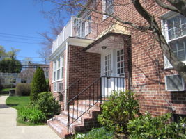Front. One of only a handful of nearly stand-alone end units in Putnam Park