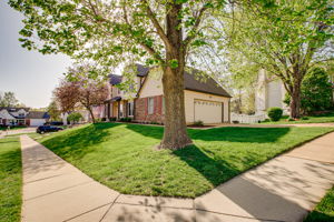 2 Rolling Meadows Ct, St Charles, MO 63303, USA Photo 4