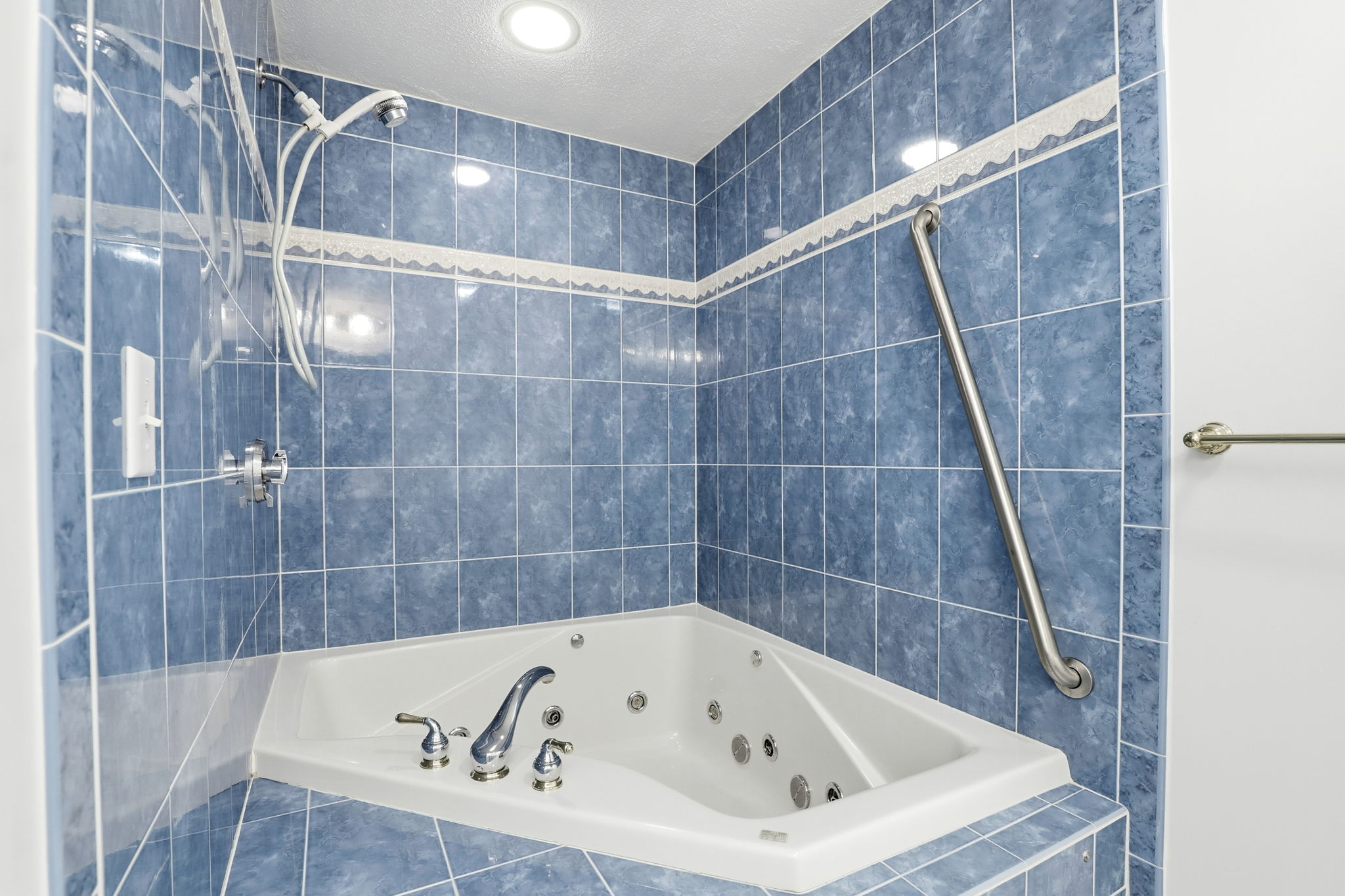 Primary Bedroom Suite VI | Full Bath with Jacuzzi