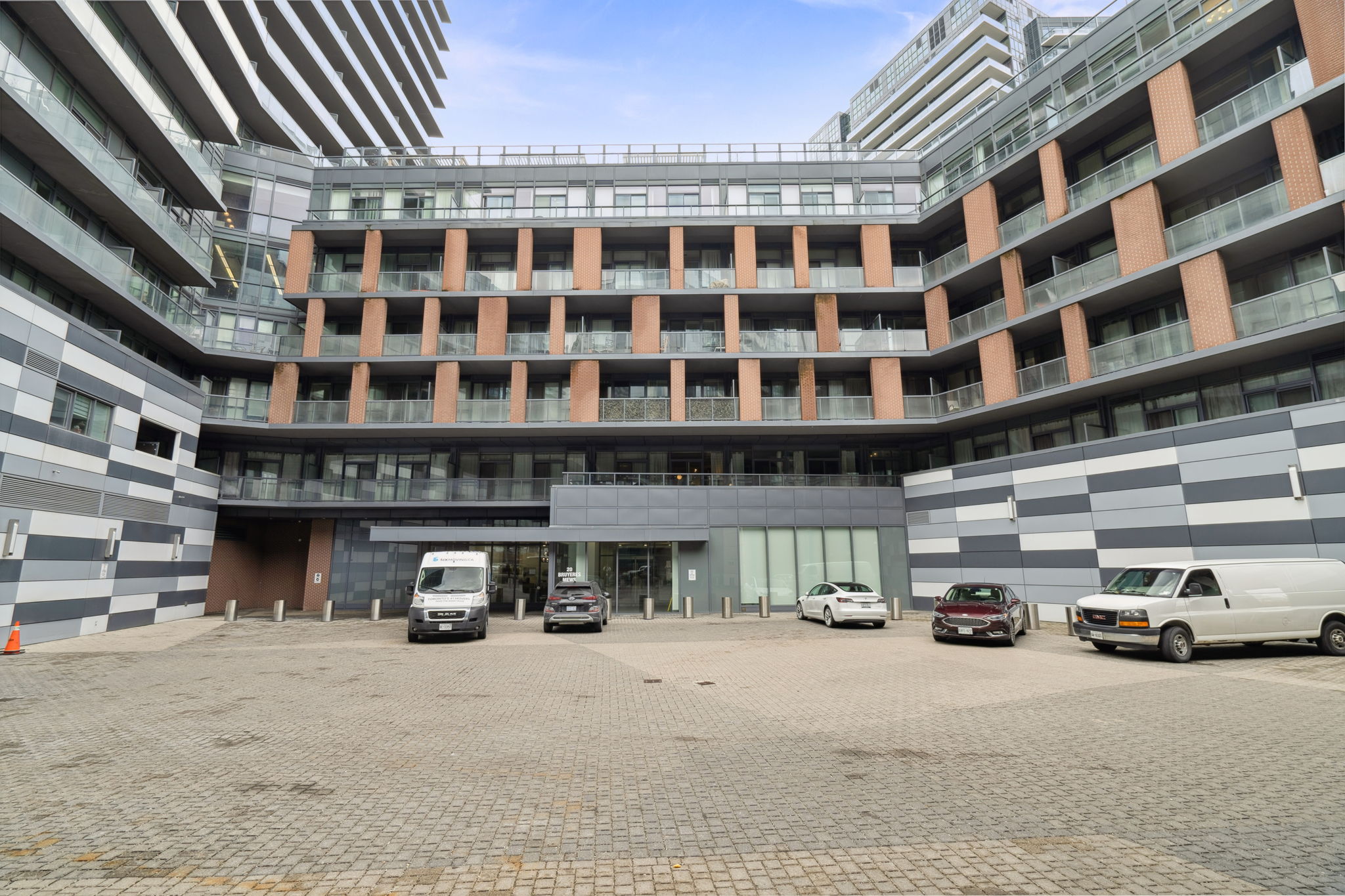 20 Bruyeres Mews Unit 721 Toronto, ON M5V 0G8