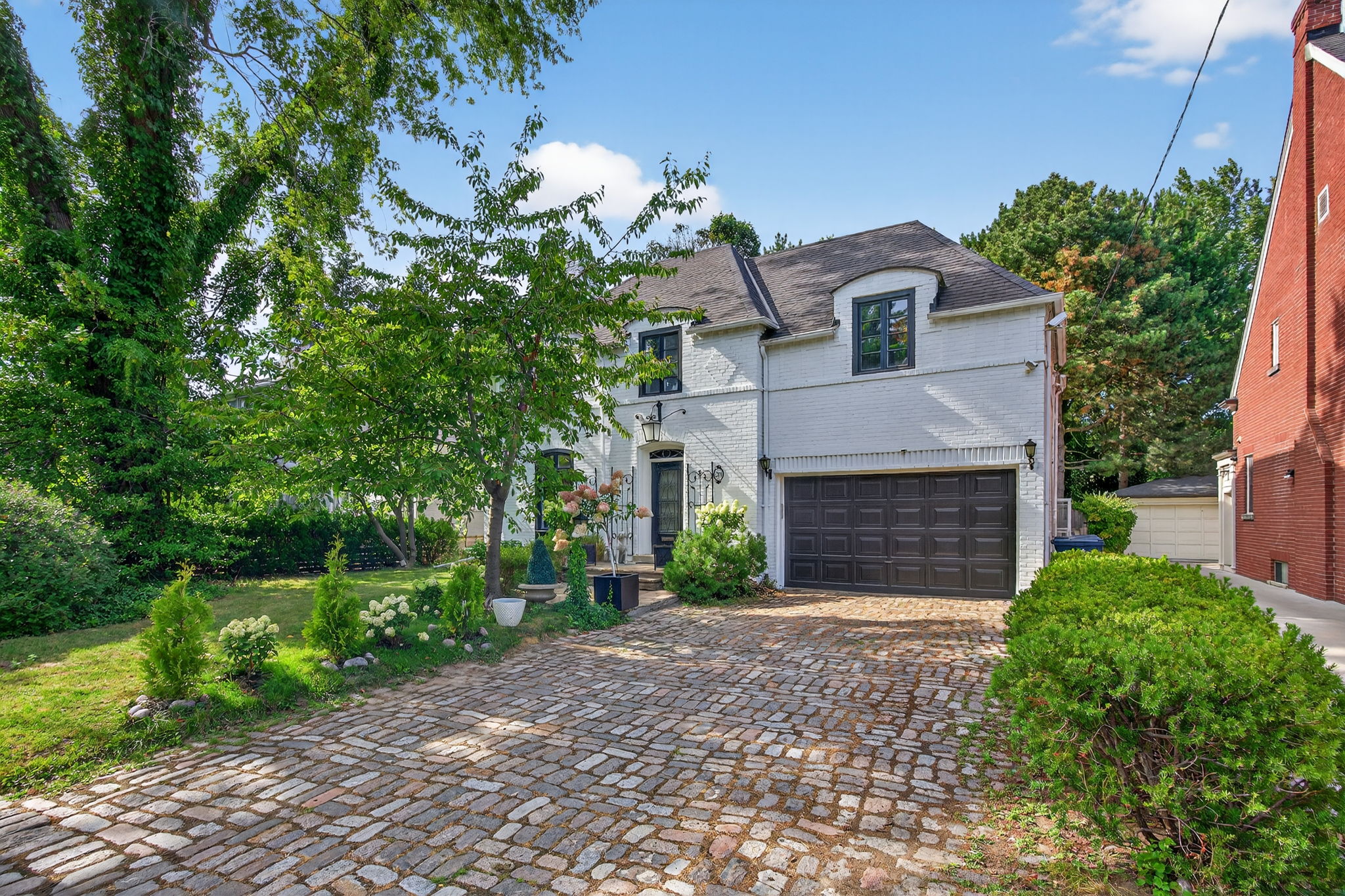 20 Dewbourne Ave Toronto, ON M5P 1Z4