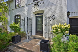 20 Dewbourne Ave, Toronto ON