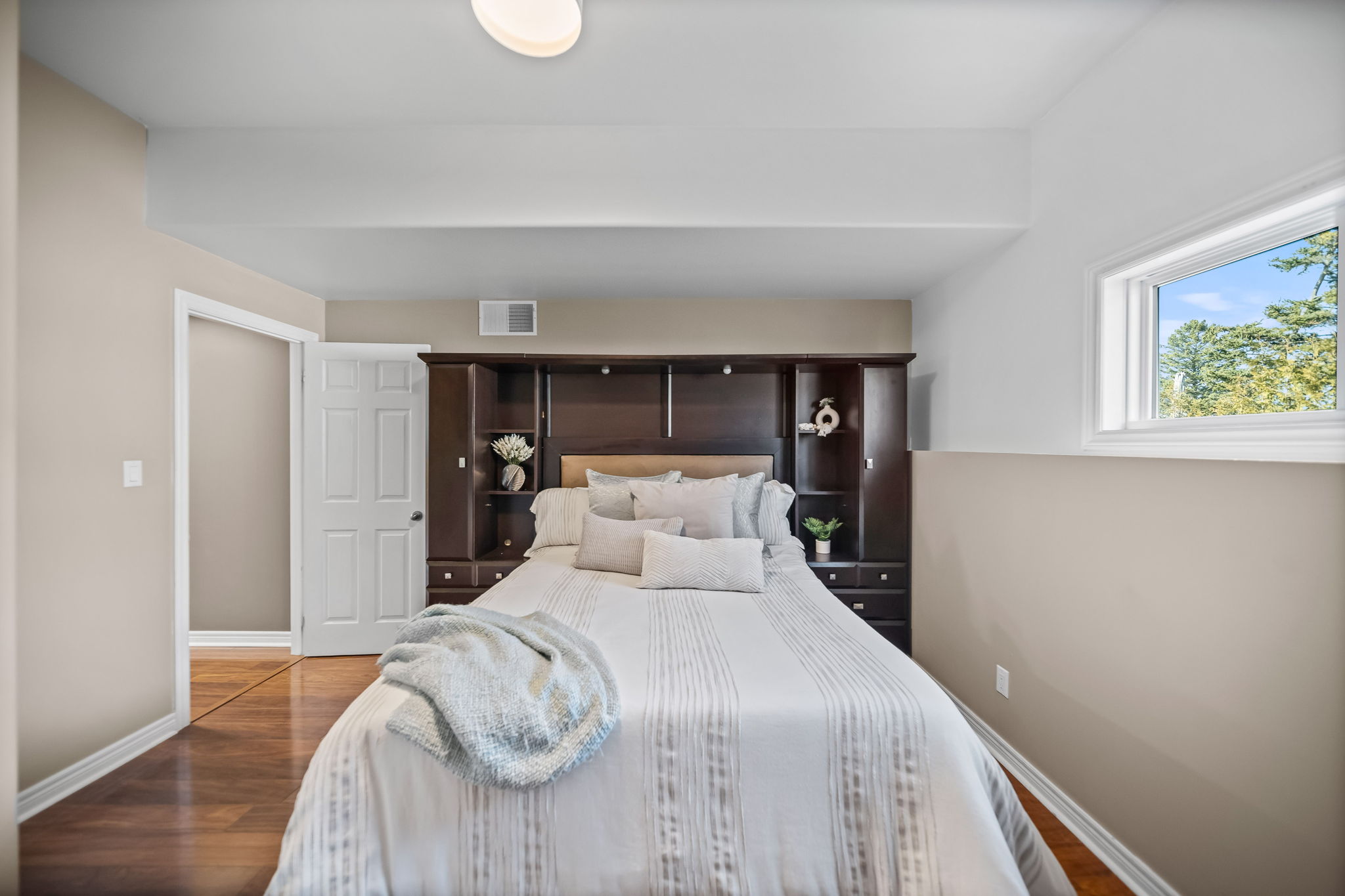  Photo 48