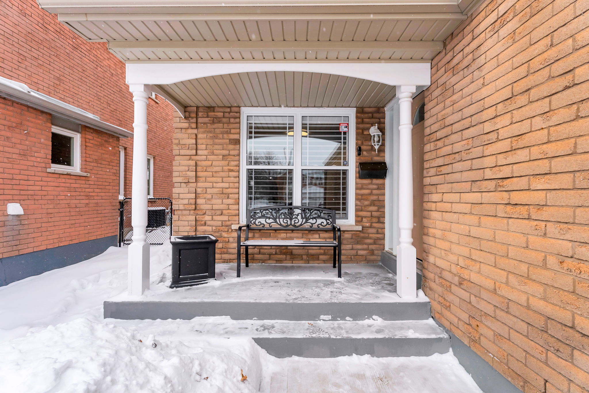 Front Porch/Entrance