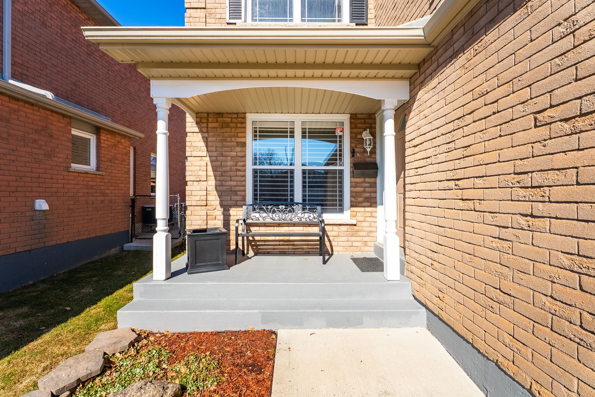 Front Porch/Entrance