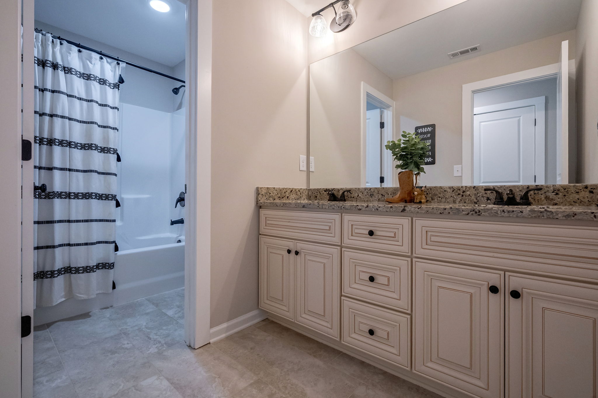 Upstairs Full Bathroom