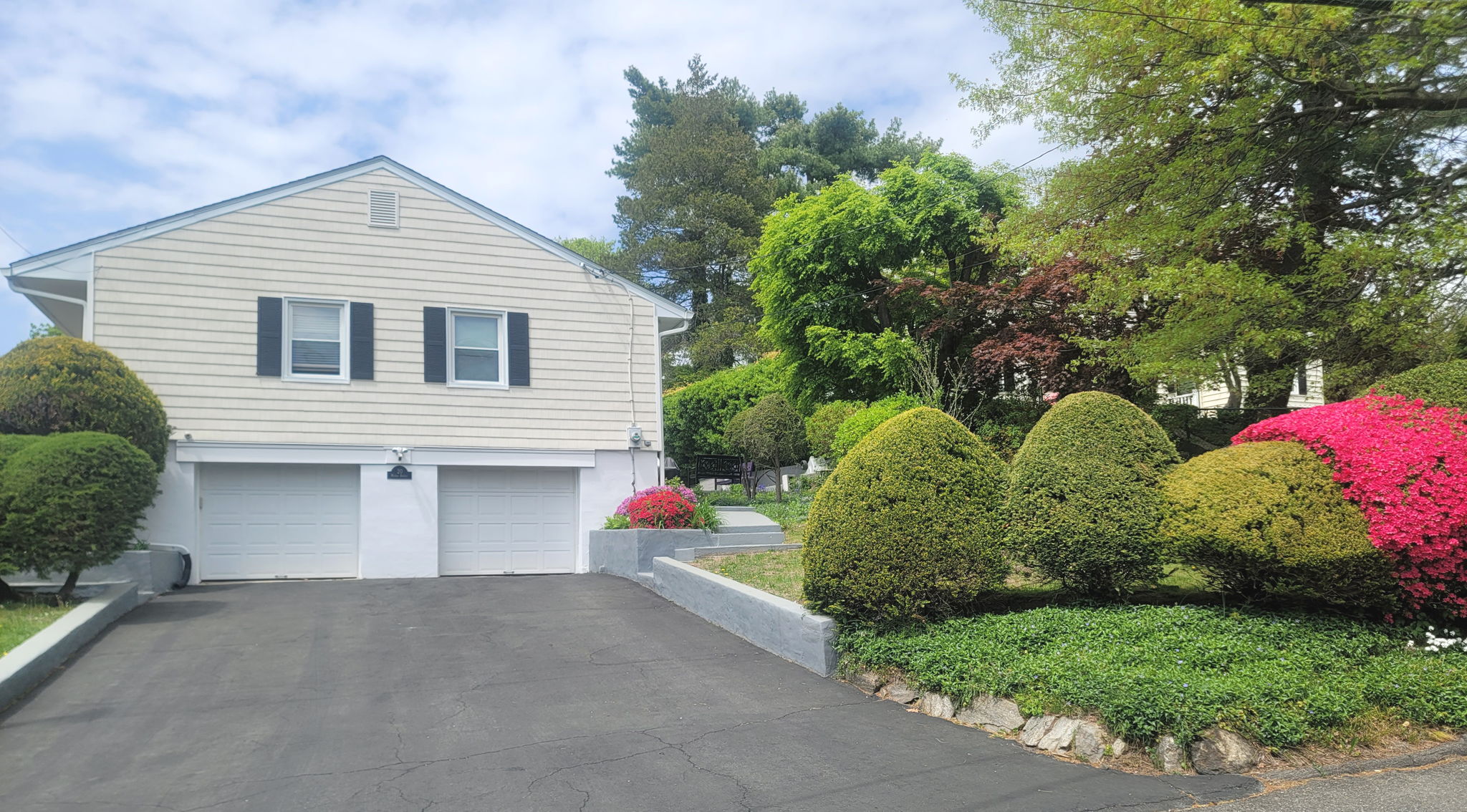 Large 4 to 6 car driveway and 2 car garage