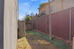 032_F8_20 Russell Rd