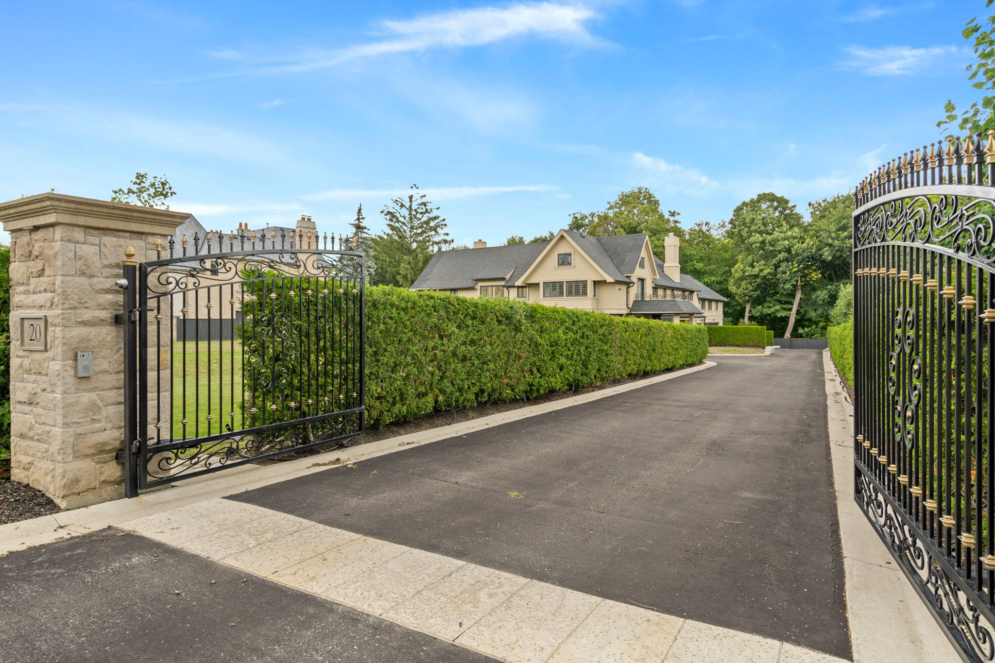 20 Sandringham Dr. Toronto, ON M5M 3G3