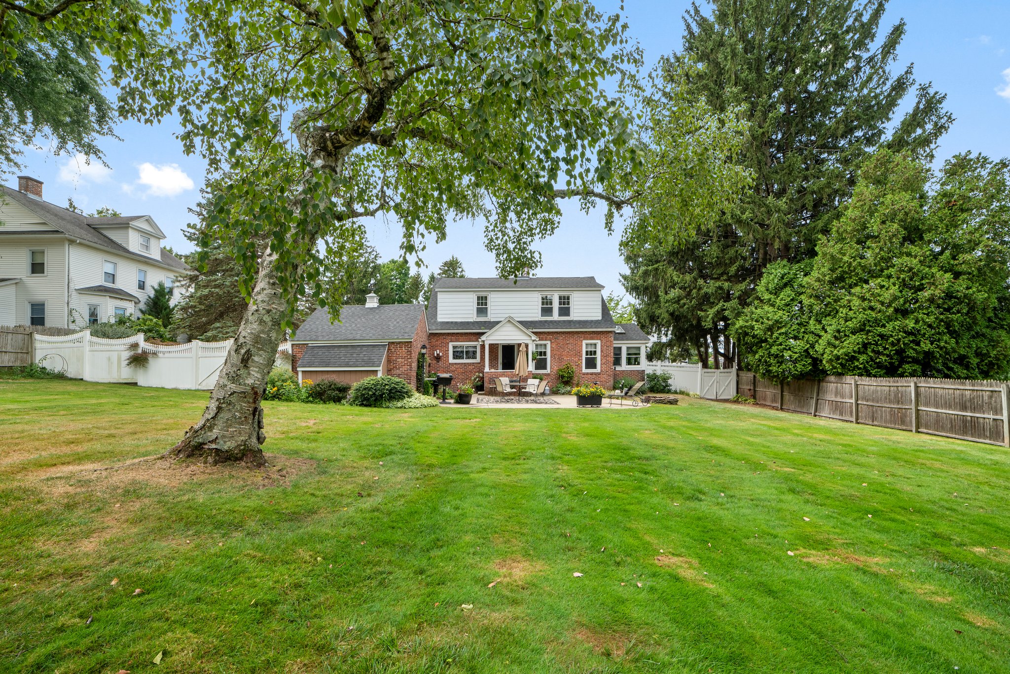 20 Somers Rd, East Longmeadow, MA 01028 Seven Roads Media