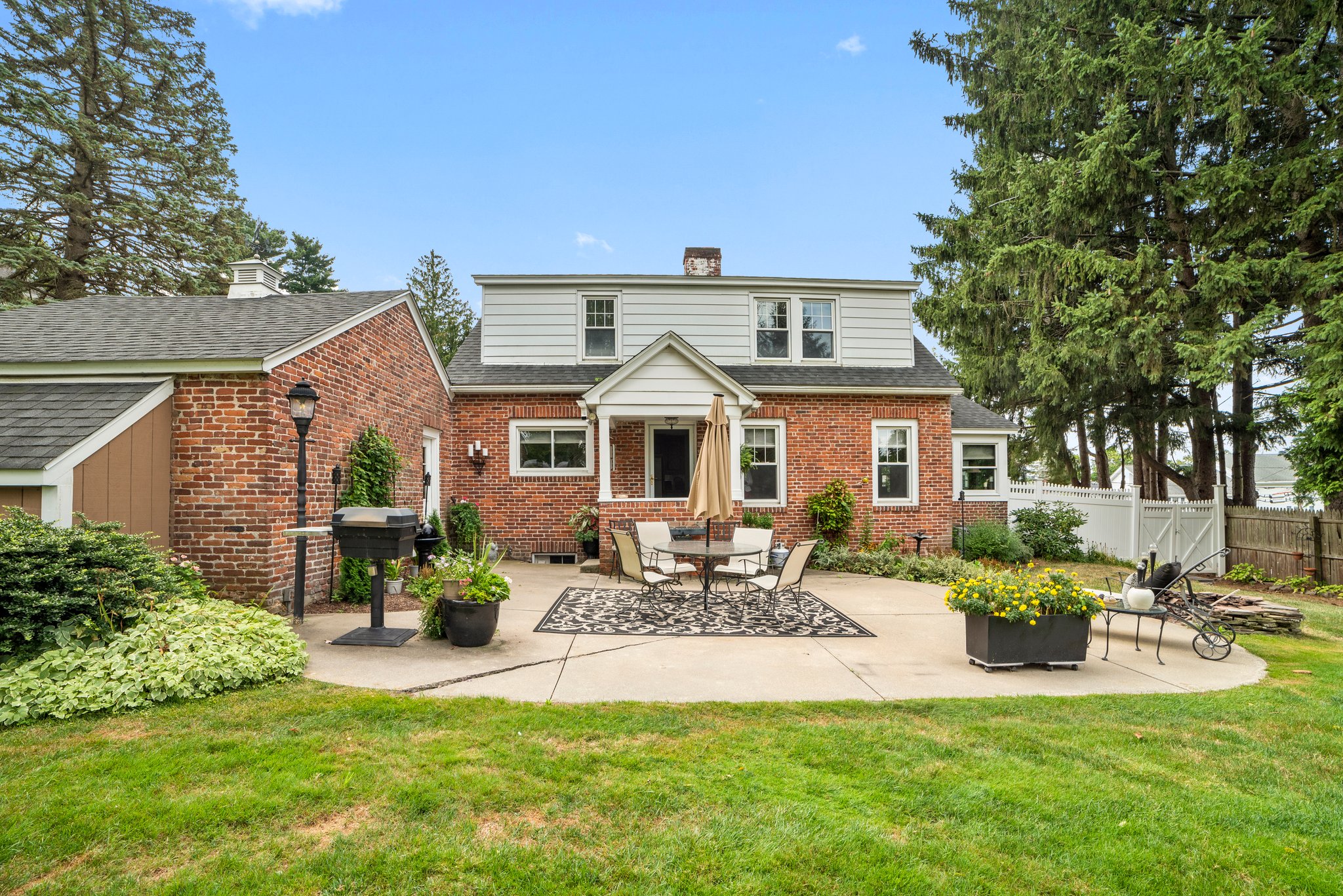 20 Somers Rd, East Longmeadow, MA 01028 Seven Roads Media