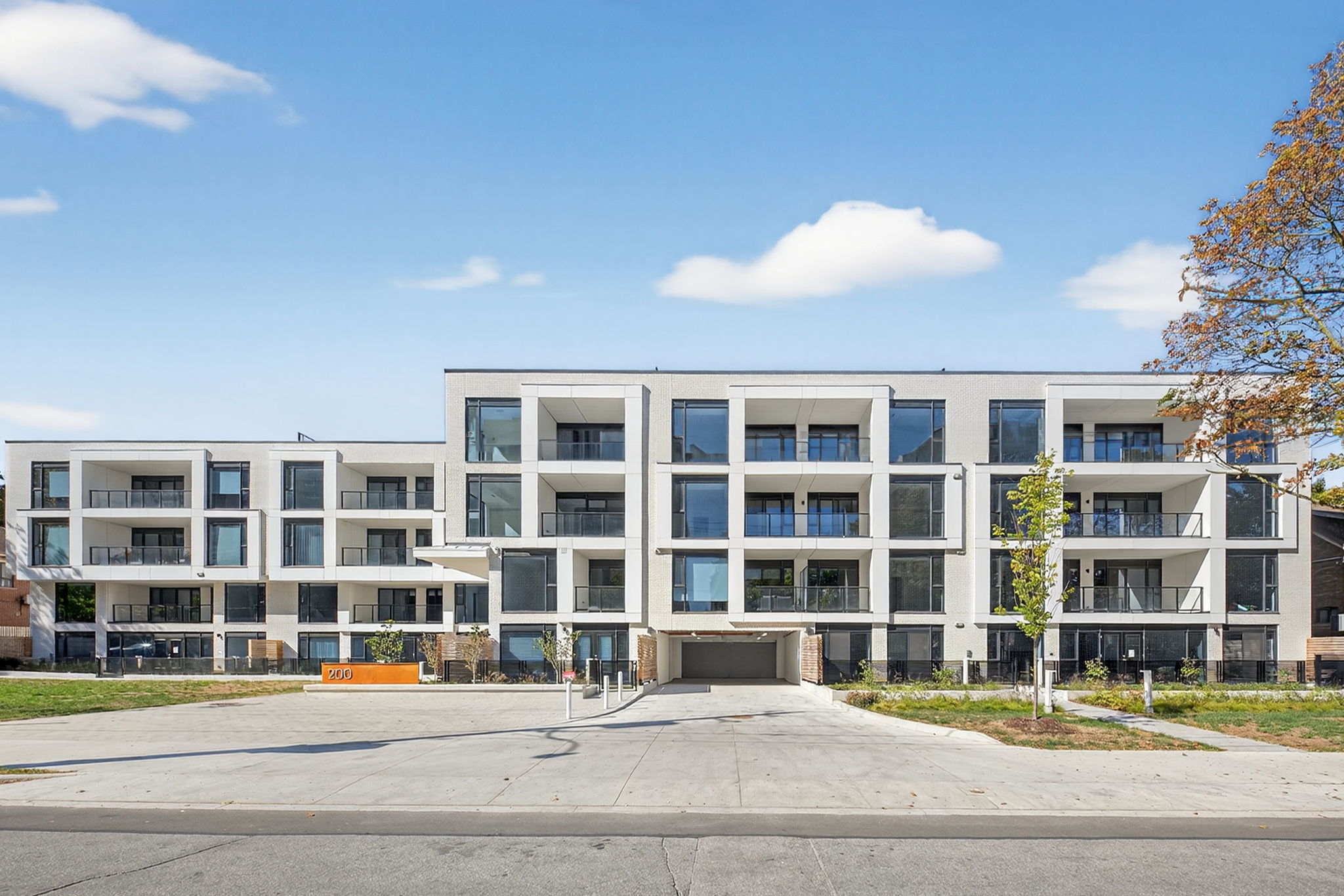 200 Keewatin Ave Unit 102 Toronto, ON M4P 1Z8