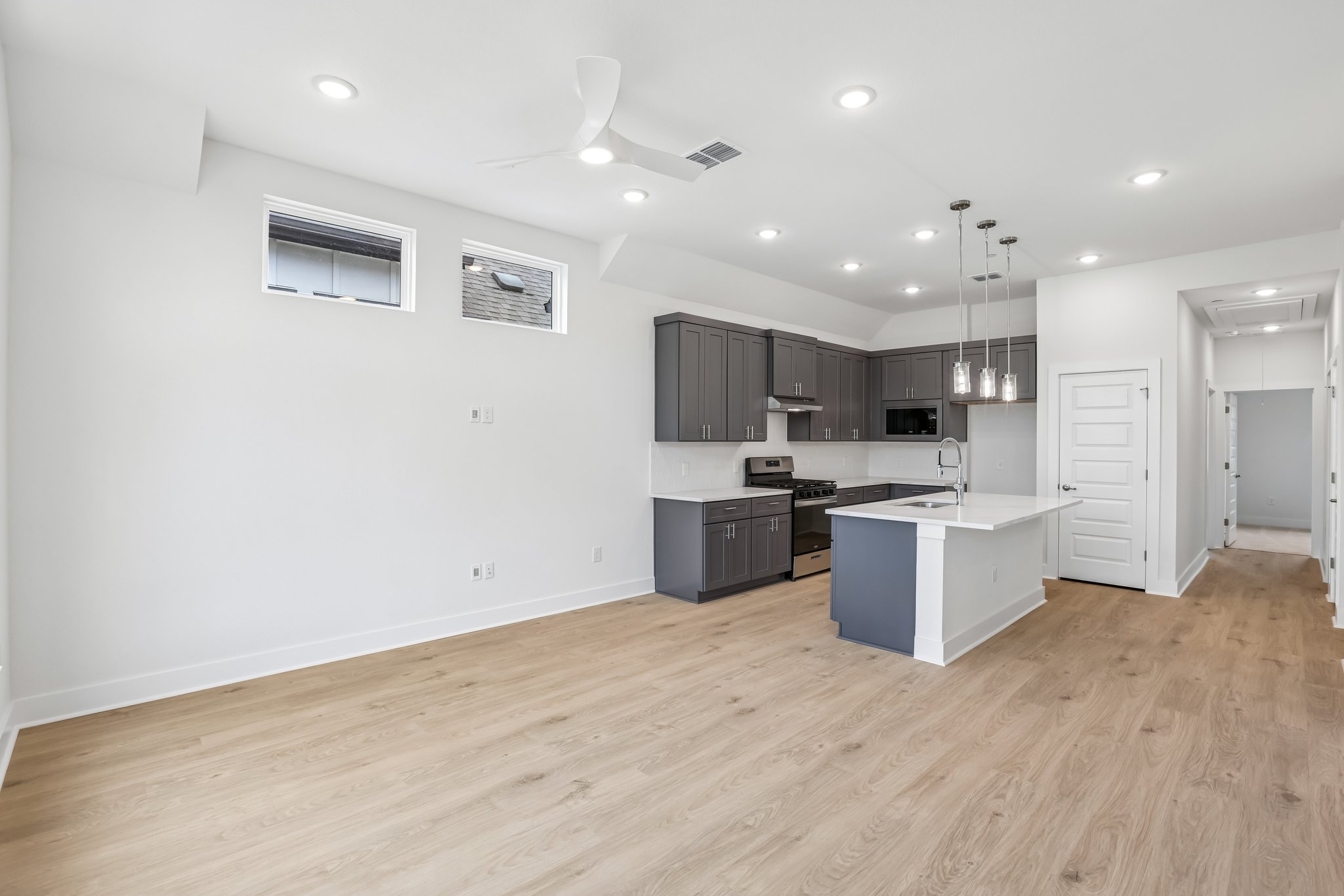 W 56th St 1104-S0805-007.jpg