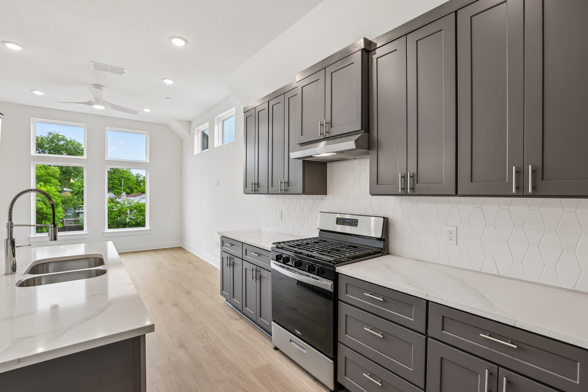 W 56th St 1104-S0805-013.jpg