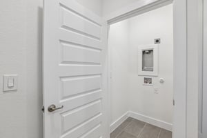 W 56th St 1104-S0805-019.jpg