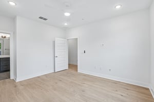 W 56th St 1104-S0805-022.jpg