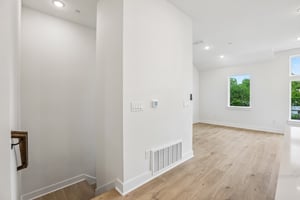 W 56th St 1104-S0805-027.jpg