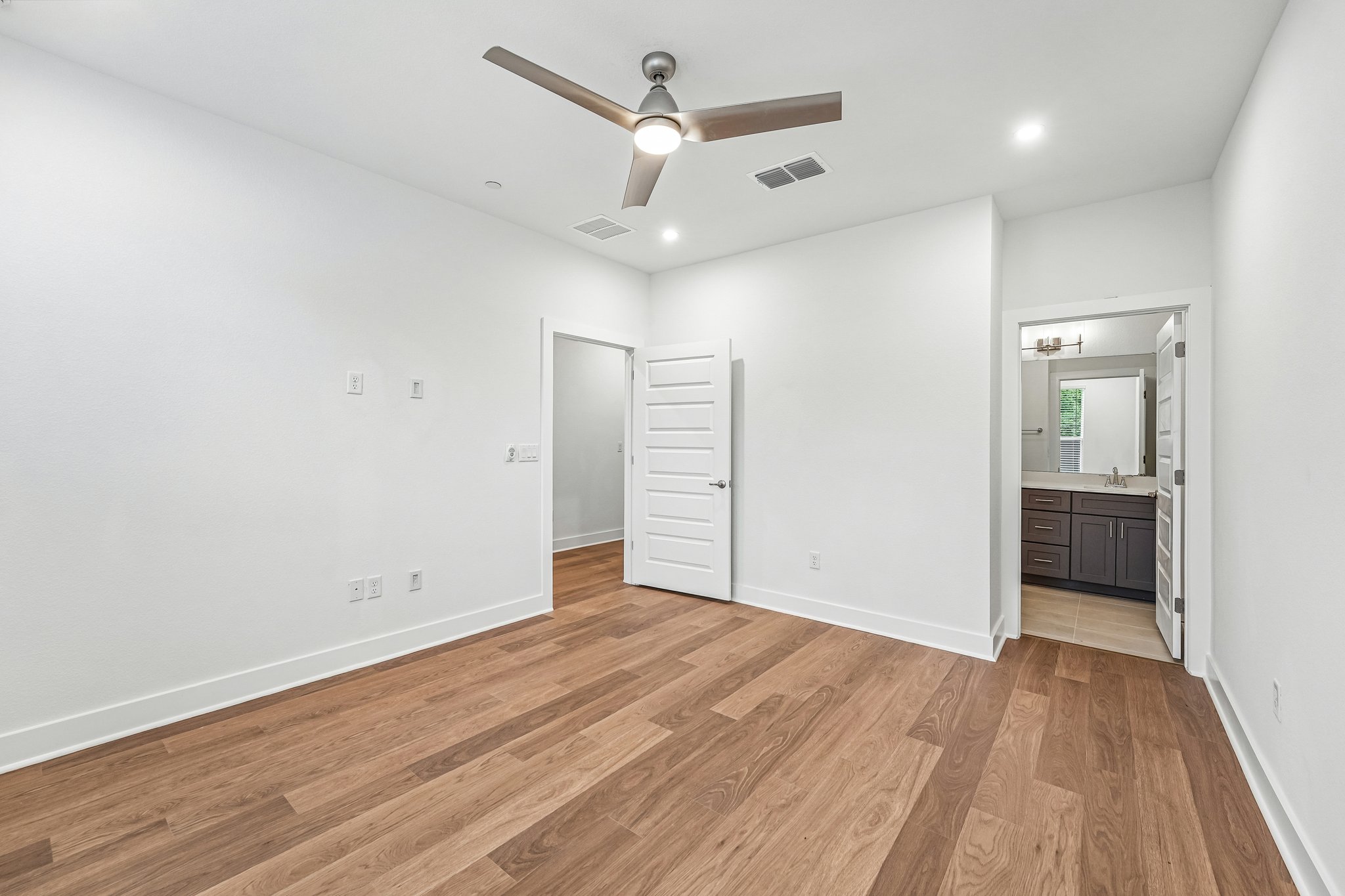 W 56th St 2103-S0805-014.jpg