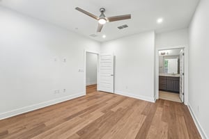 W 56th St 2103-S0805-014.jpg