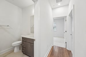 W 56th St 2103-S0805-019.jpg