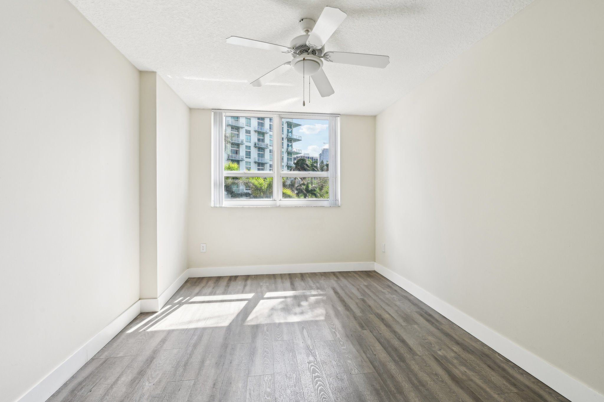 N Bayshore Dr 304-012.jpg