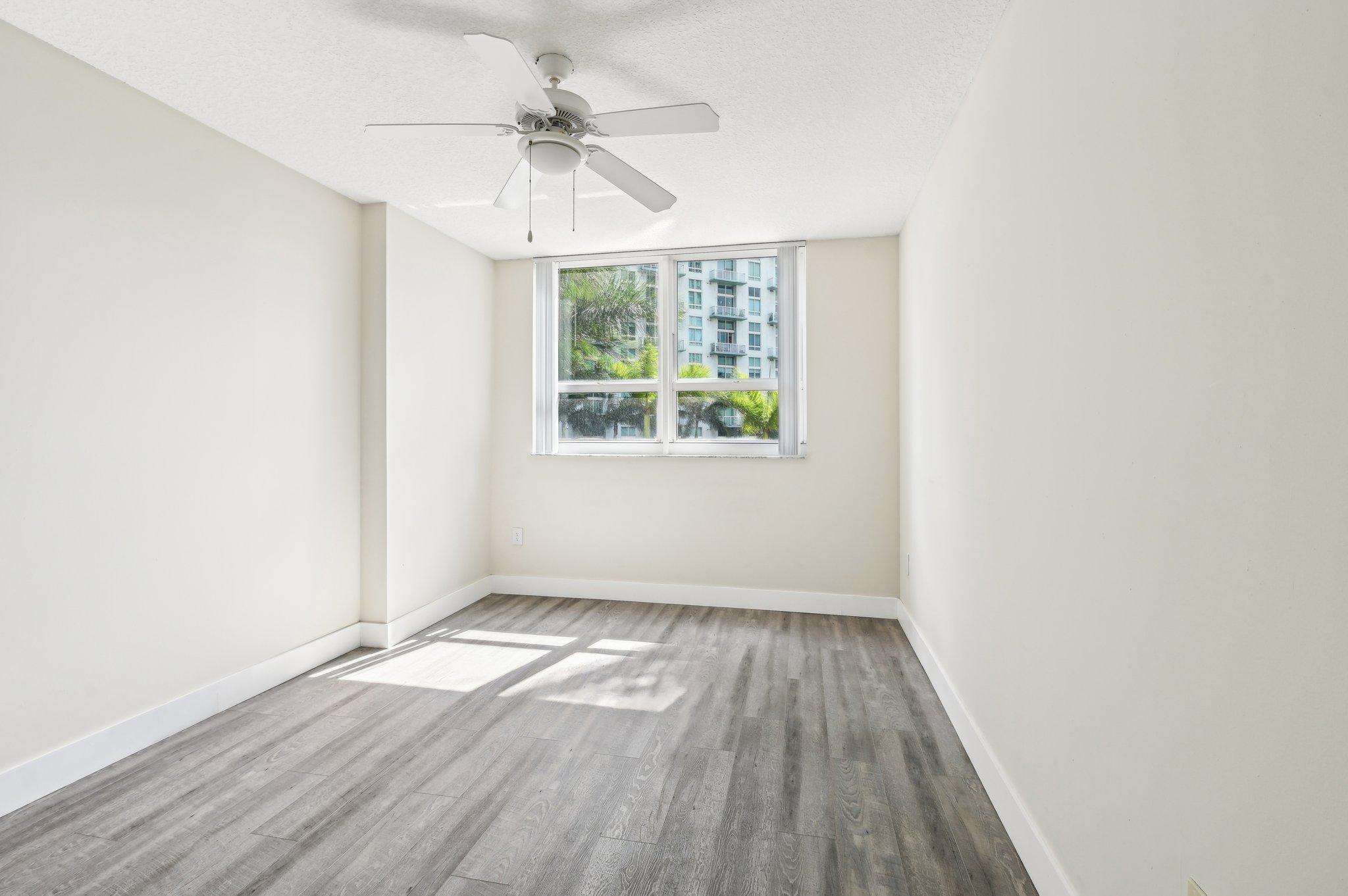 N Bayshore Dr 304-013.jpg