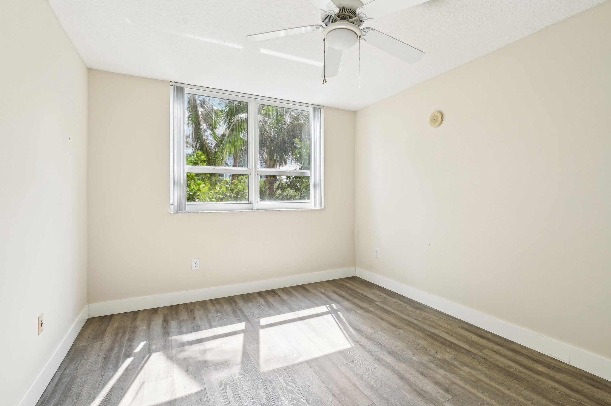 N Bayshore Dr 304-017.jpg