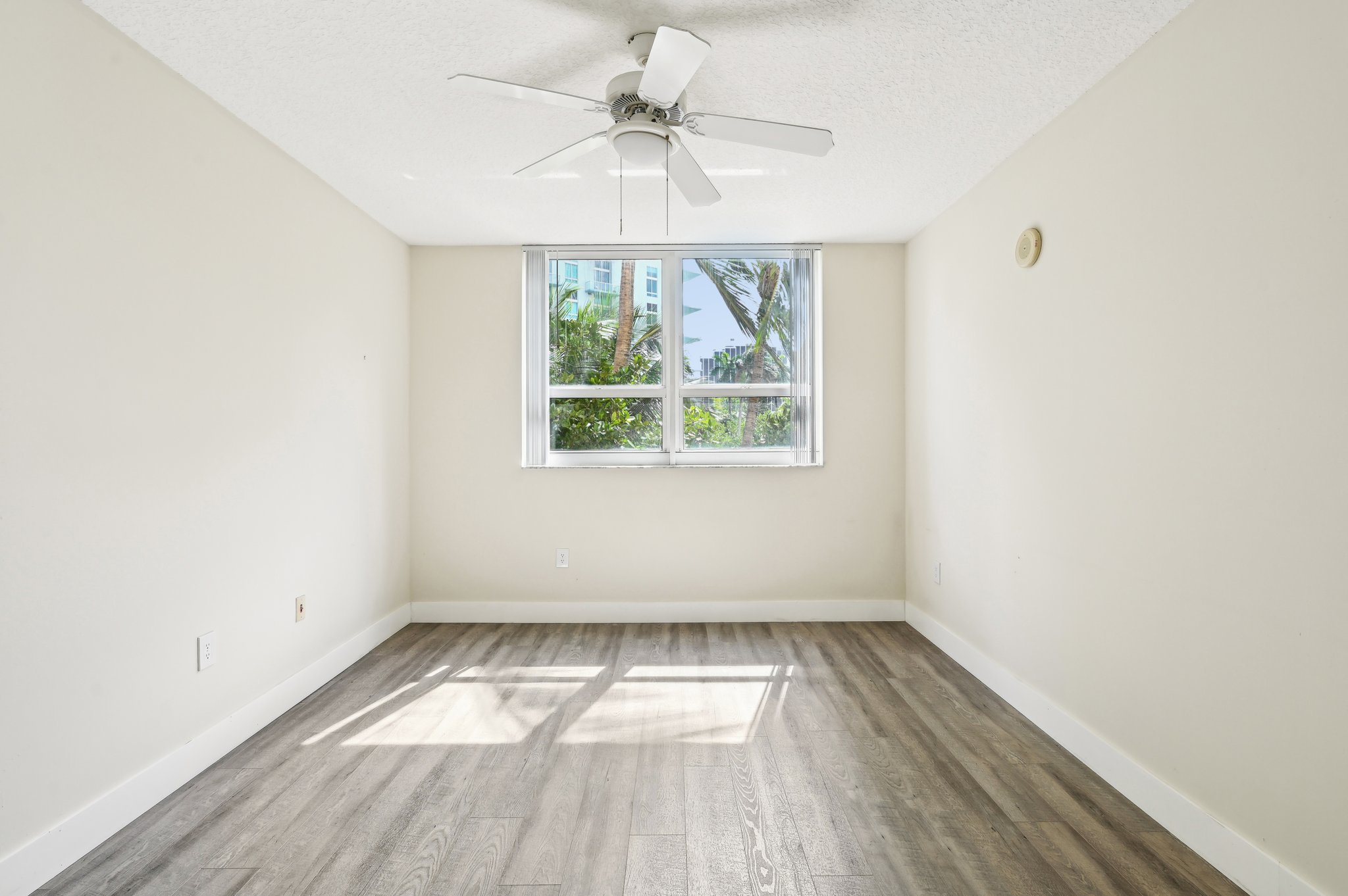 N Bayshore Dr 304-018.jpg