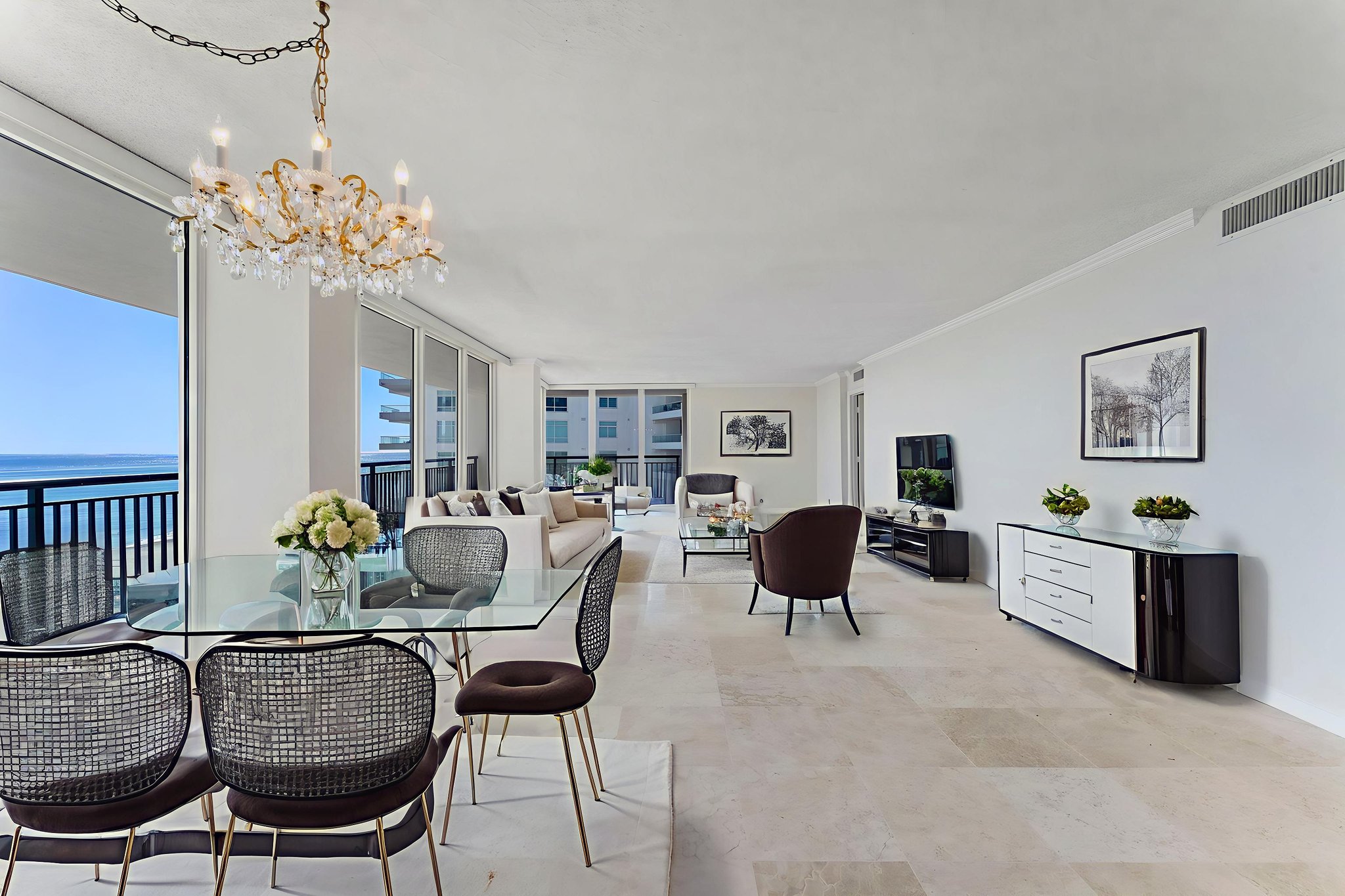 DSC05558 virtually staged.jpeg