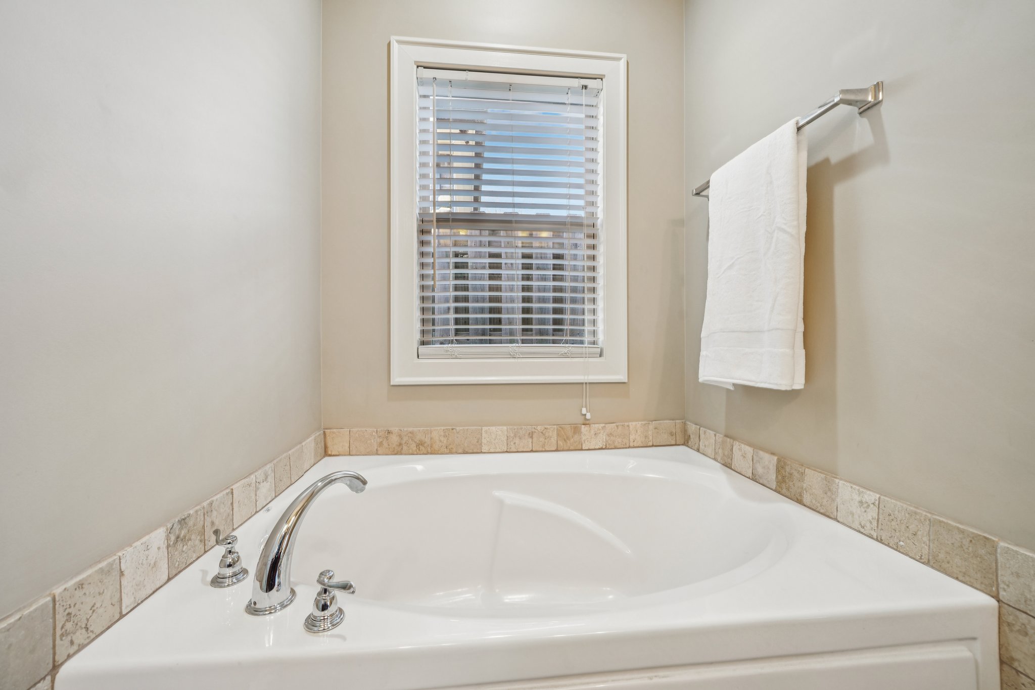 Regent Park Ln-S2103-036.jpg