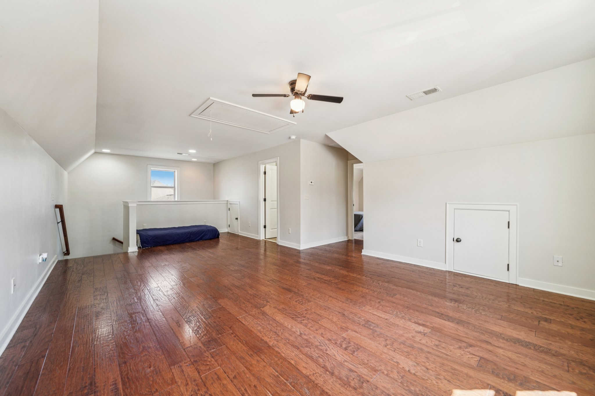 Regent Park Ln-S2103-039.jpg
