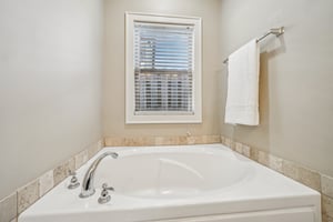 Regent Park Ln-S2103-036.jpg